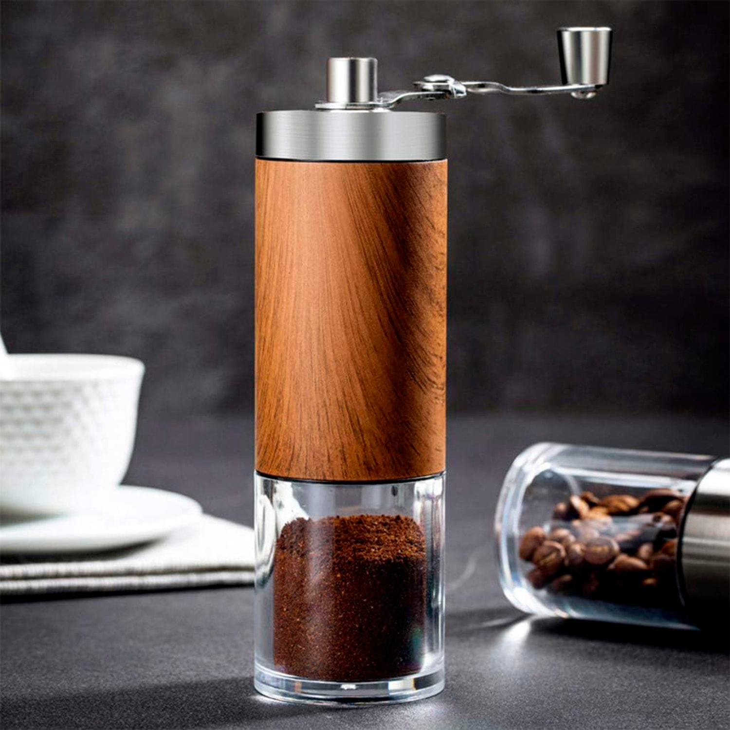 Macina caffè manuale con macinino conico in ceramica regolabile e una ruota per controllare lo spessore della macinatura.