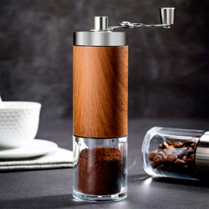 Macina caffè manuale con macinino conico in ceramica regolabile e una ruota per controllare lo spessore della macinatura.