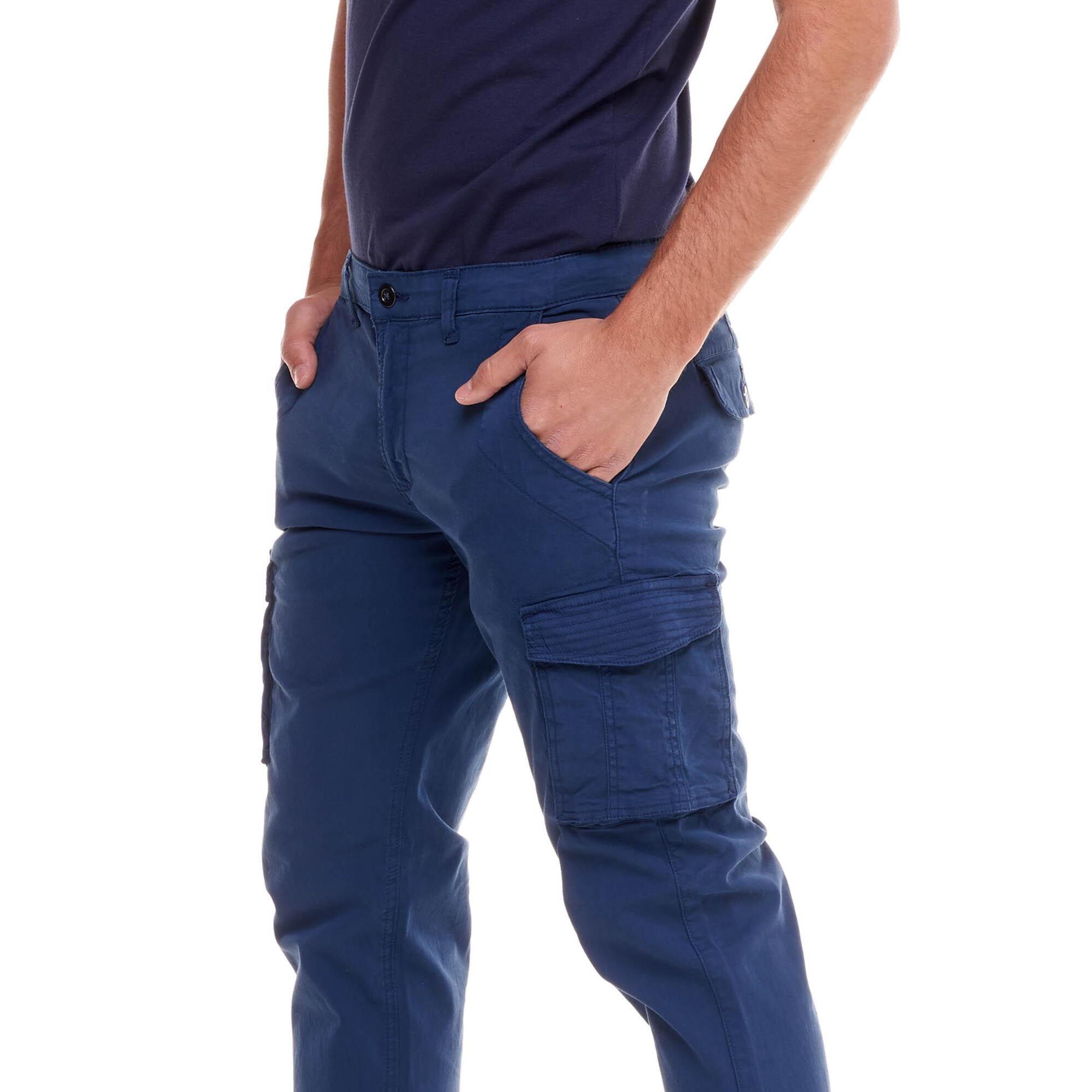 Pantalón cargo minimalista para hombre.