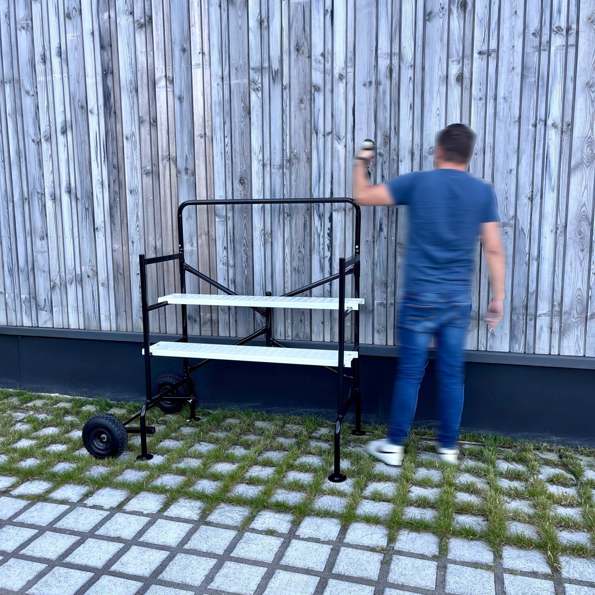 Echafaudage roulant et pliant sur deux niveaux - mobile. 2 roues. L140x l78 x H135cm ouvert. poids supporté 150 kgs