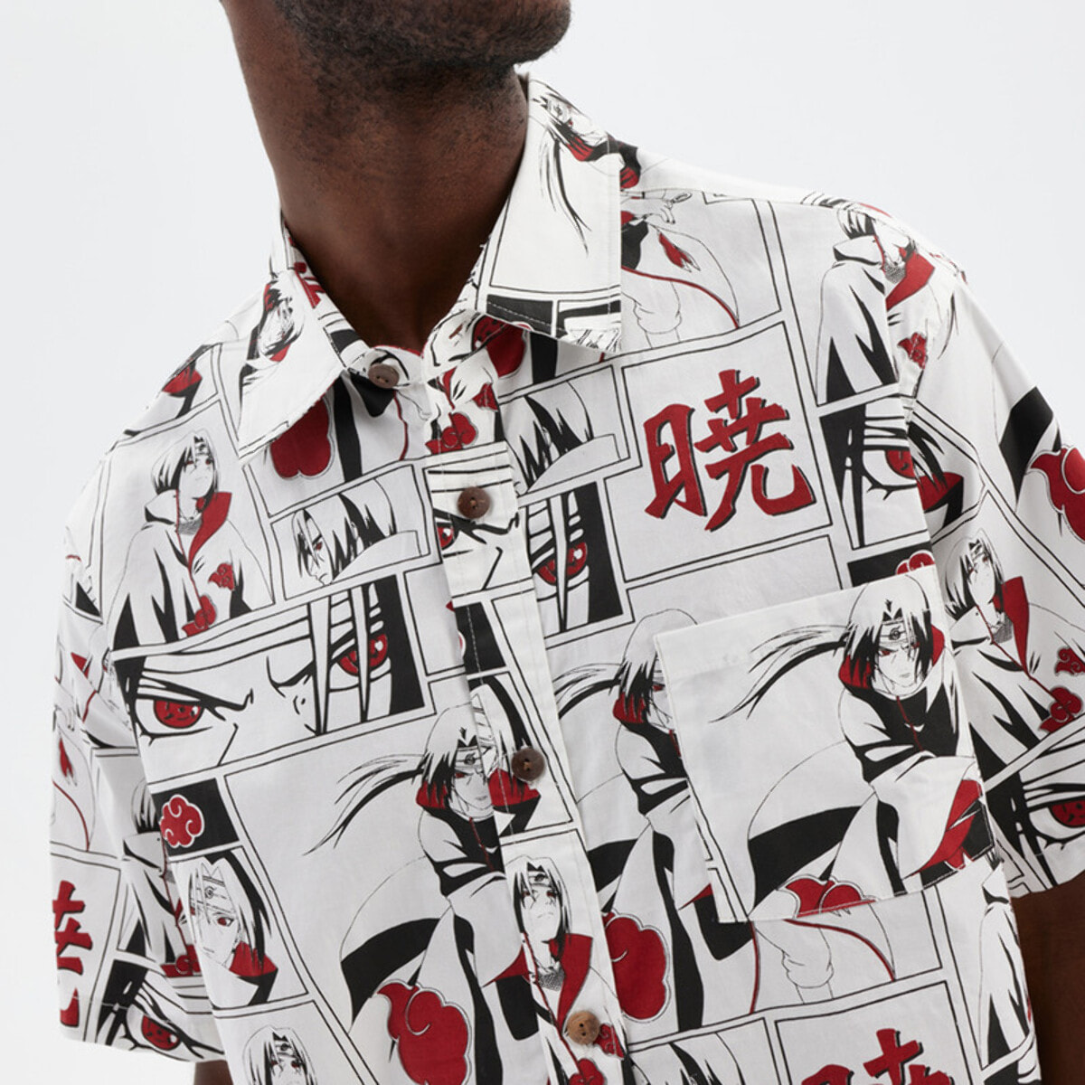 La intimidante mirada de ITACHI UCHIHA portando su Kunai te acompañará allá donde vayas gracias a esta camisa de la colaboración oficial entre Hydroponic y Naruto. NA ITACHI Hydroponic