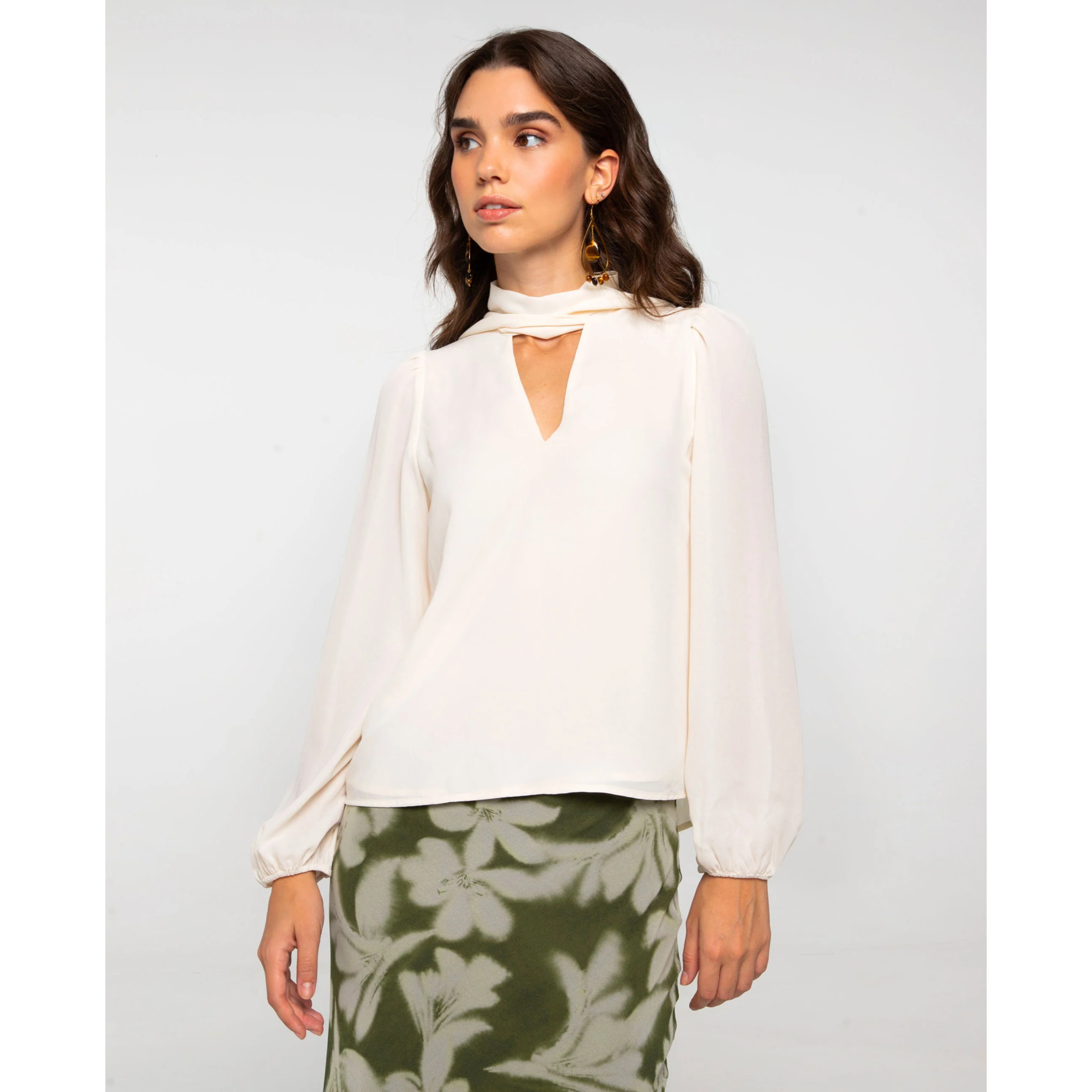 Blusa de manga larga con escote en pico y lazada multiposición