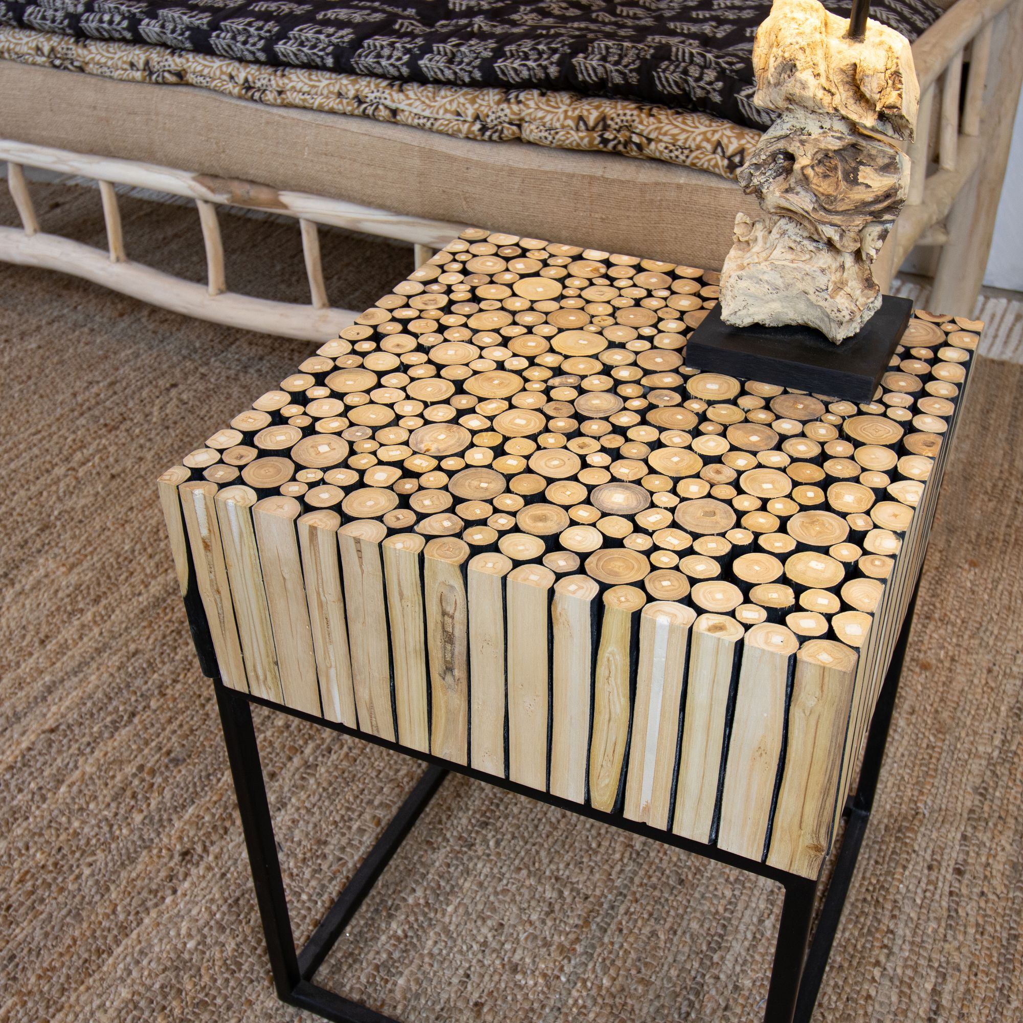 Meuble d'appoint en métal et branche de teck  TAHAA