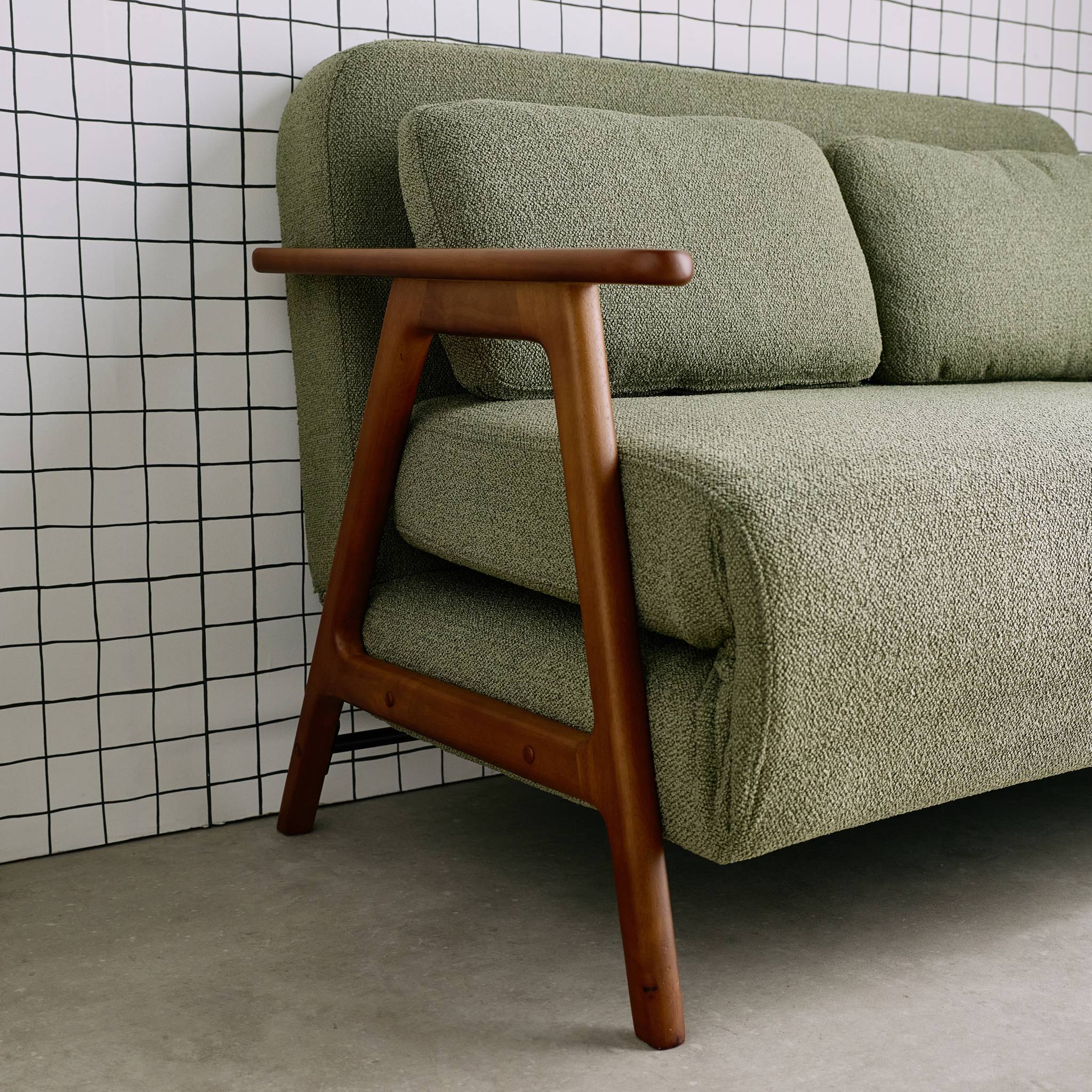 Banquette canapé convertible 2 places bois d'hévéa teinté noyer clair et bouclette texturée SVEN