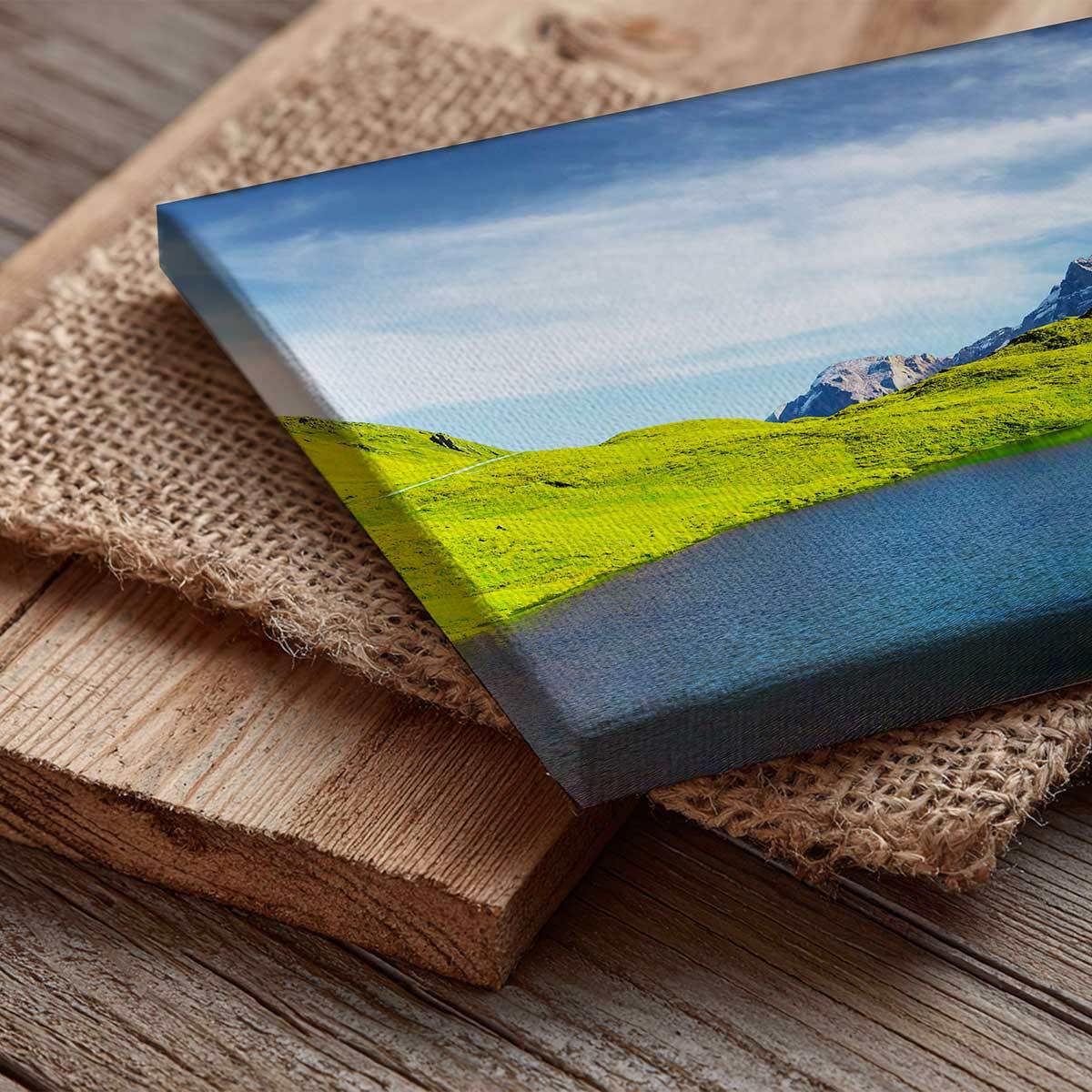 Tableau panoramique lac alpin turquoise et sommets enneigés été Toile imprimée