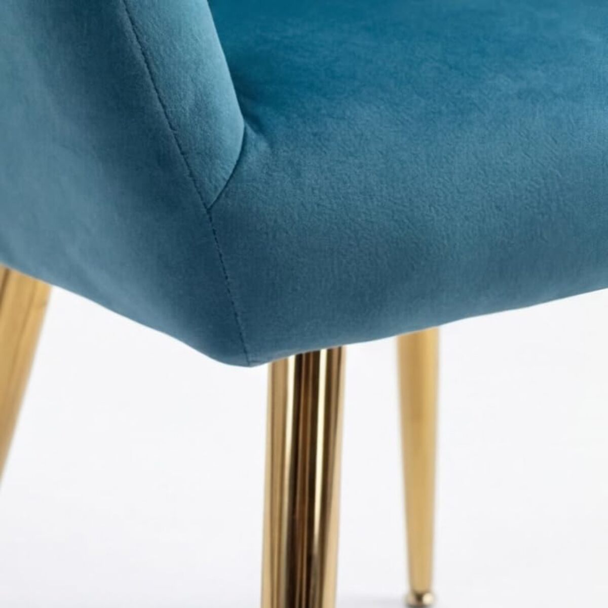 Poltrona in velluto design a conchiglia elegante e moderna, seduta imbottita confortevole con base in legno e gambe in metallo dorato, poltroncina versatile per soggiorno, camera o ufficio, stabile e resistente fino a 100 kg, stile raffinato e decorativo