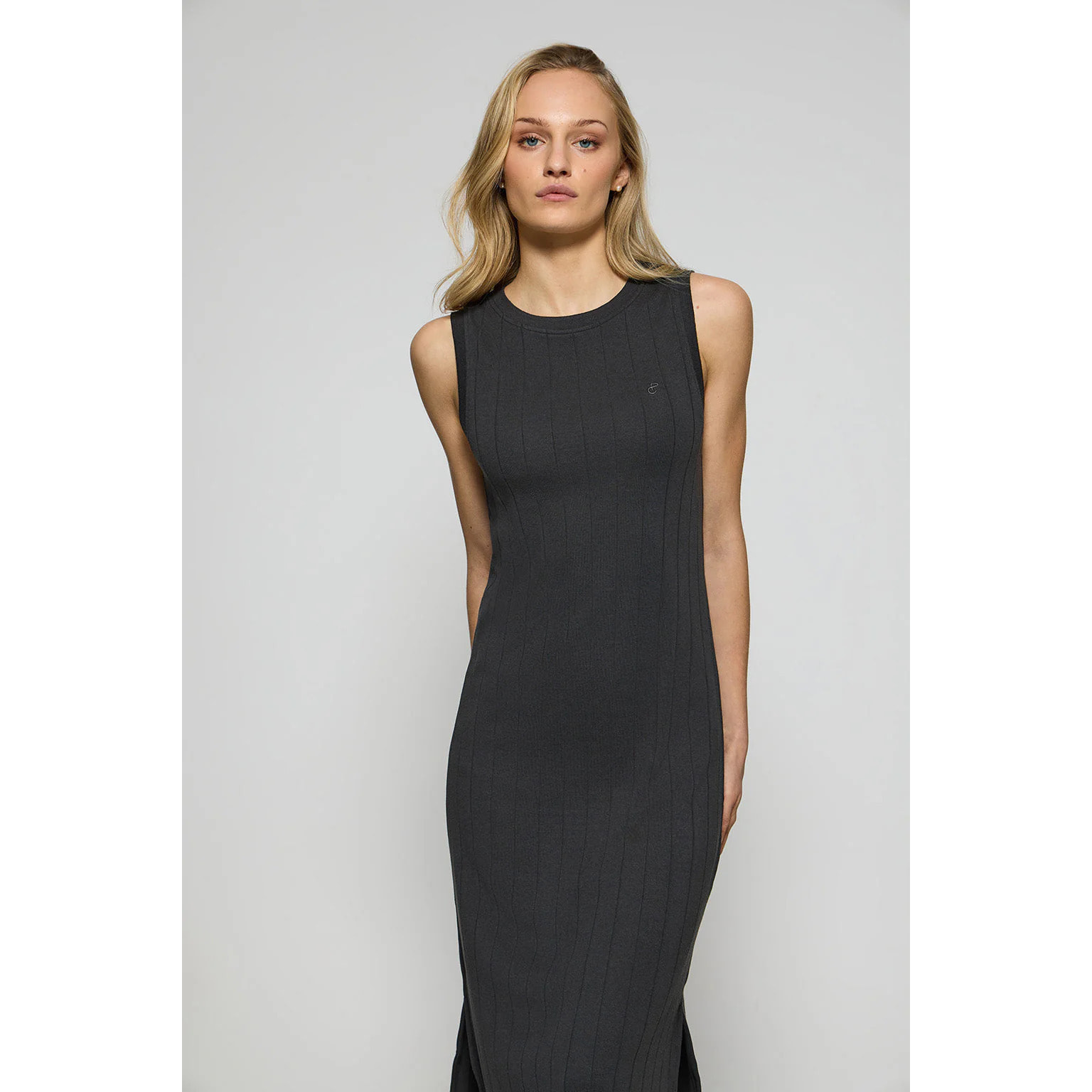 Vestido negro largo y acanalado con monograma bordado