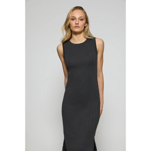 Vestido negro largo y acanalado con monograma bordado