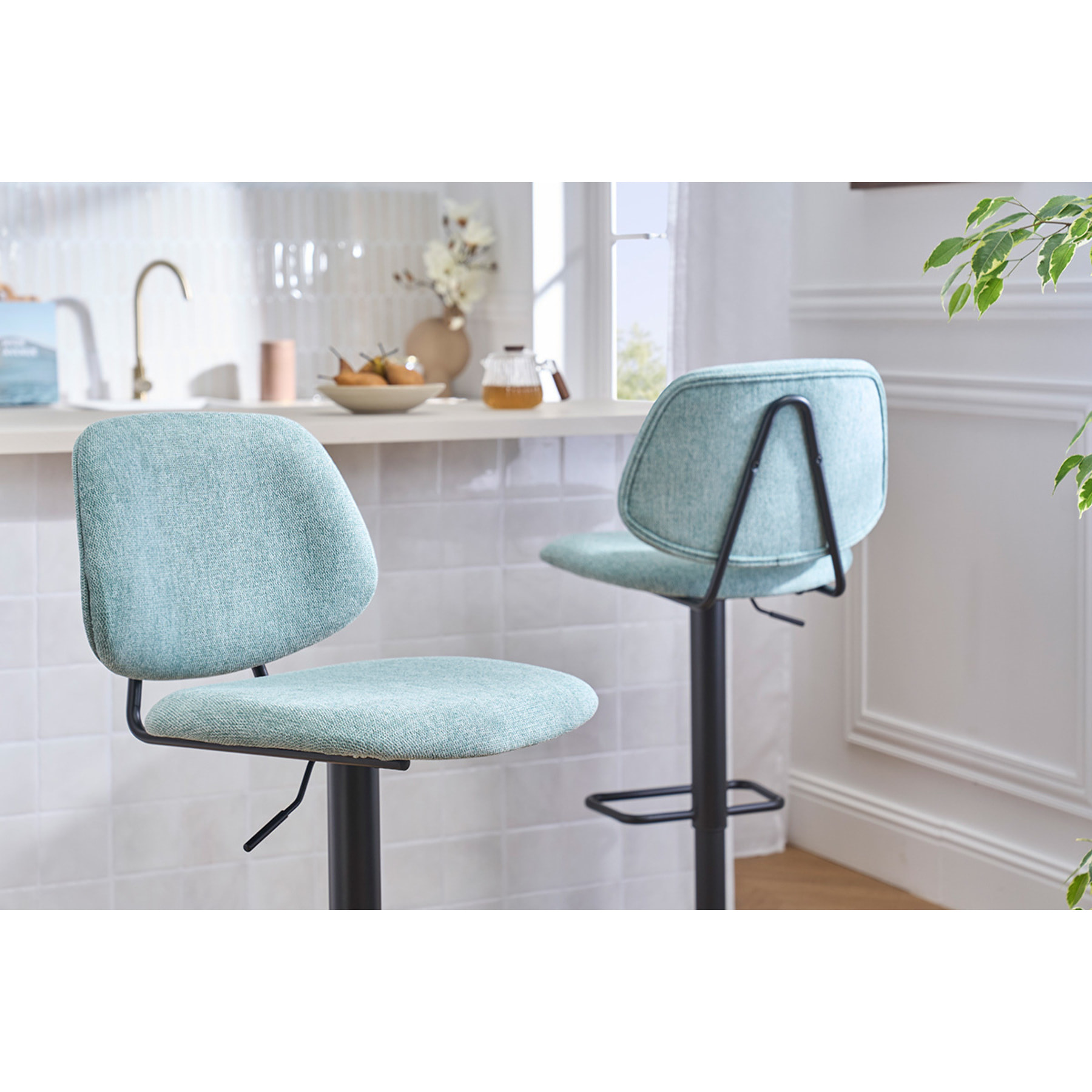 Tabourets de bar relevables design en tissu effet velours texturé vert céladon et métal noir BARNET (lot de 2)