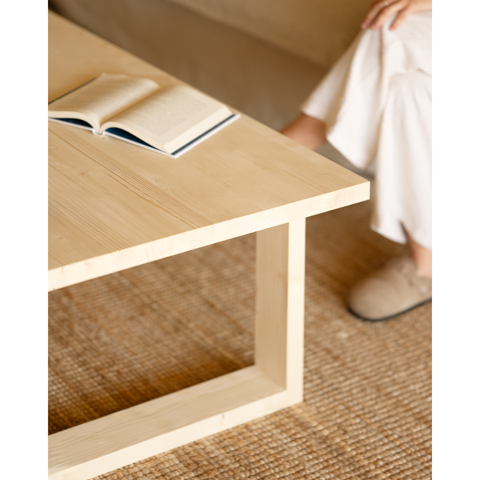 Mesa de centro de madera maciza en tono natural de varias medidas