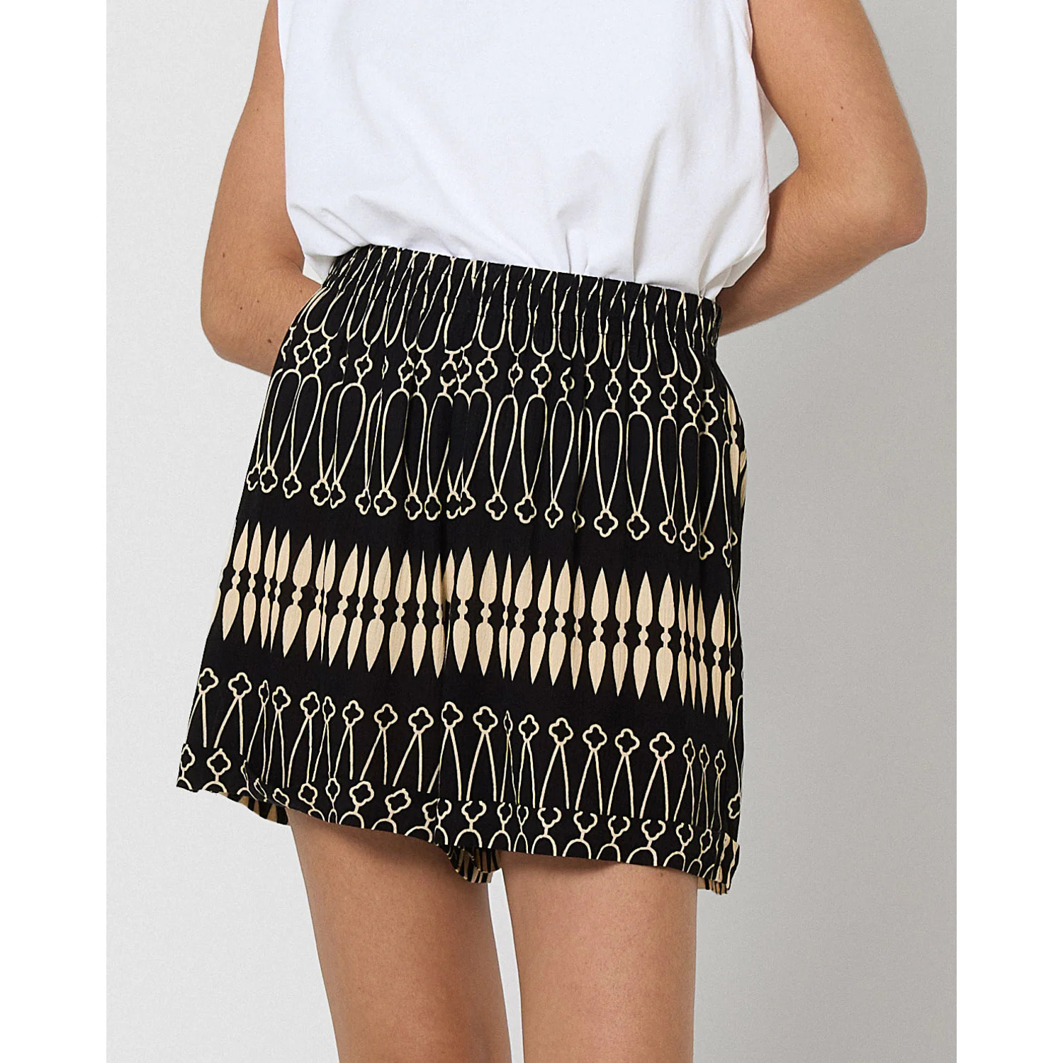 Pantalón corto bambula detalles plisados tulum beige