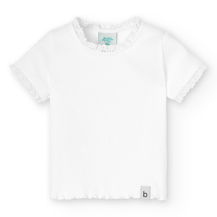 Camiseta básica en blanco con manga corta y blonda