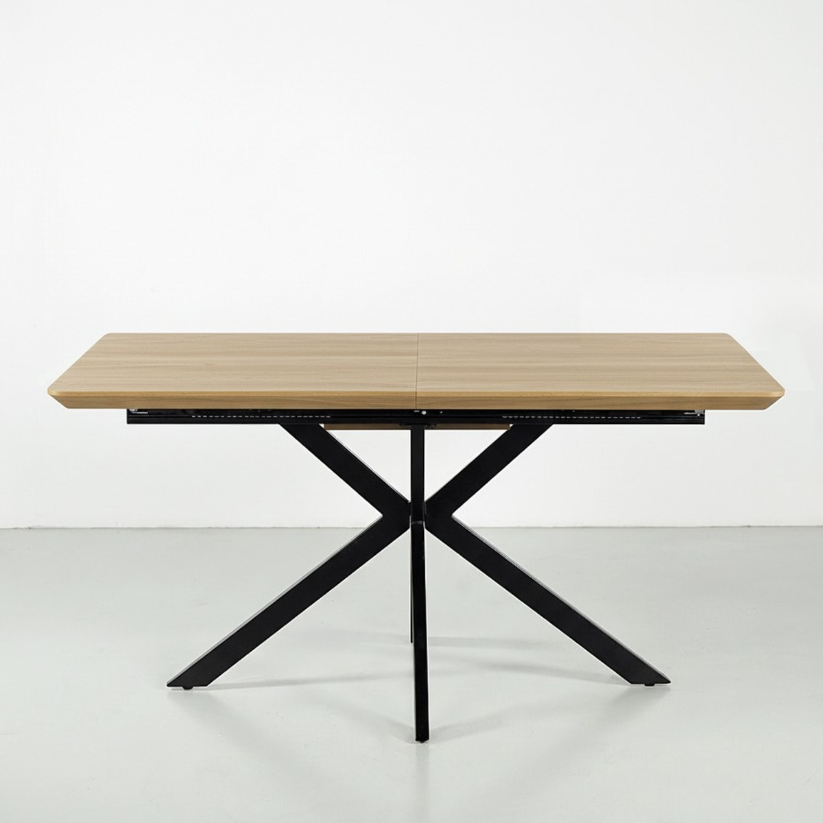 Tavolo da pranzo allungabile in MDF effetto rovere chiaro con gambe nere - Gabry