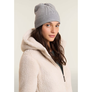 Berretto in maglia con treccia decorativa