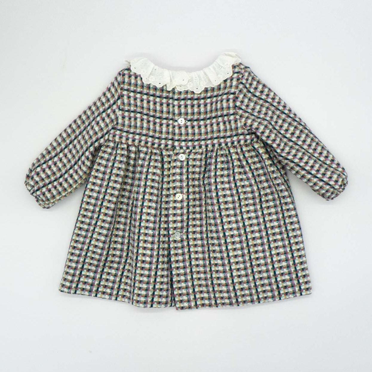 Vestido chanel verde con cuello con volante en blanco