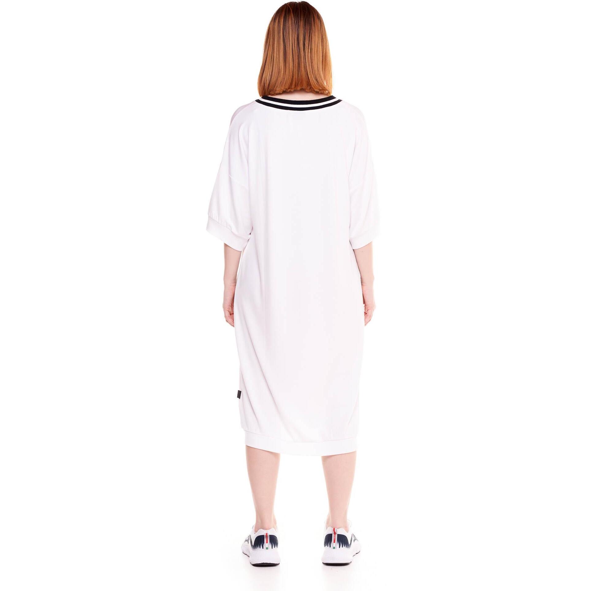 Vestido de mujer relajado en blanco y negro.