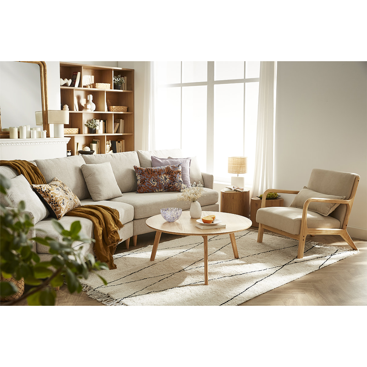 Fauteuil scandinave en tissu effet velours beige et bois clair massif DERRY