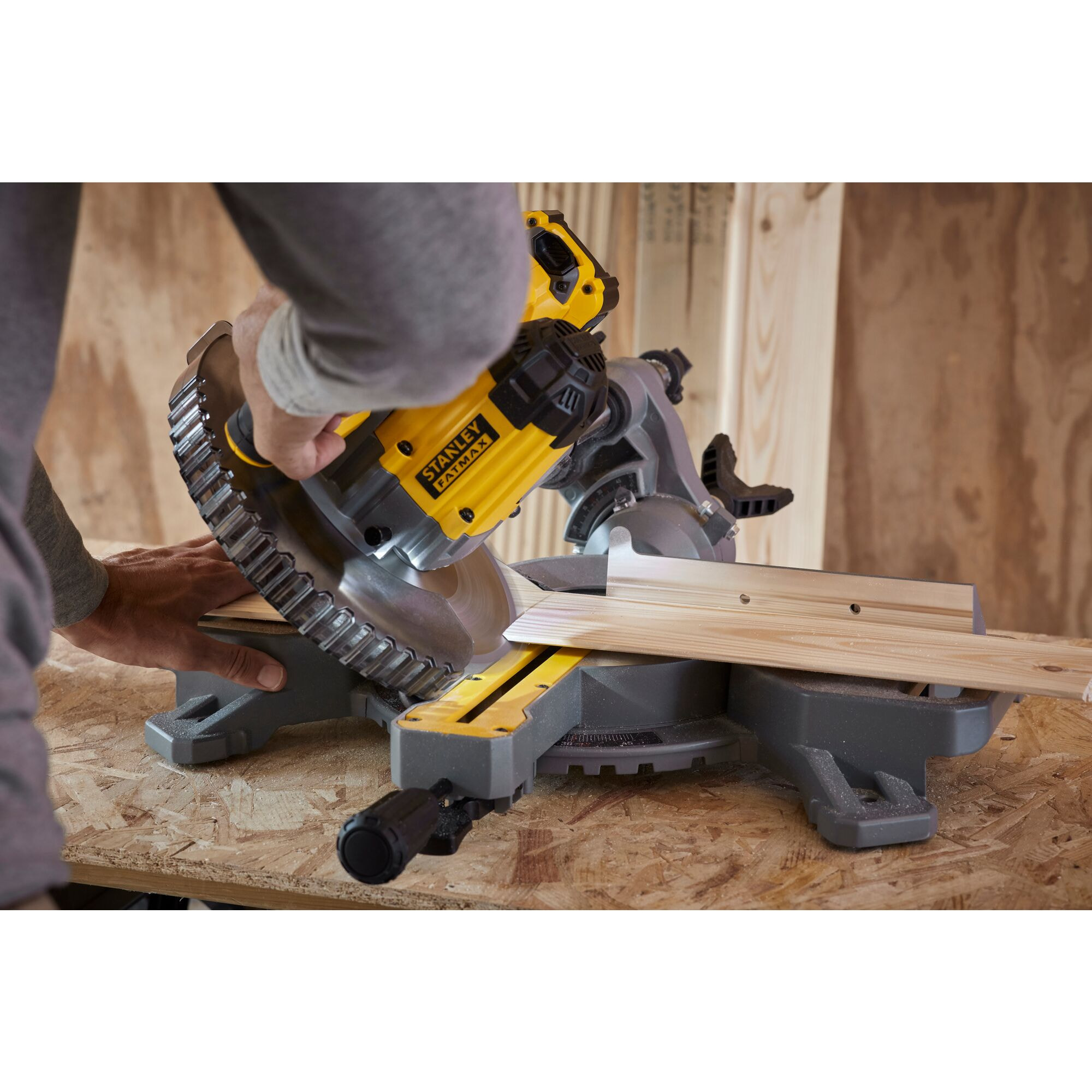 Scie à Onglet Radiale Sans Fil STANLEY FATMAX V20 SFMCS701M1-QW 190 mm avec 1 Batterie 18 V 4,0 Ah 1 Lame 40 Dents