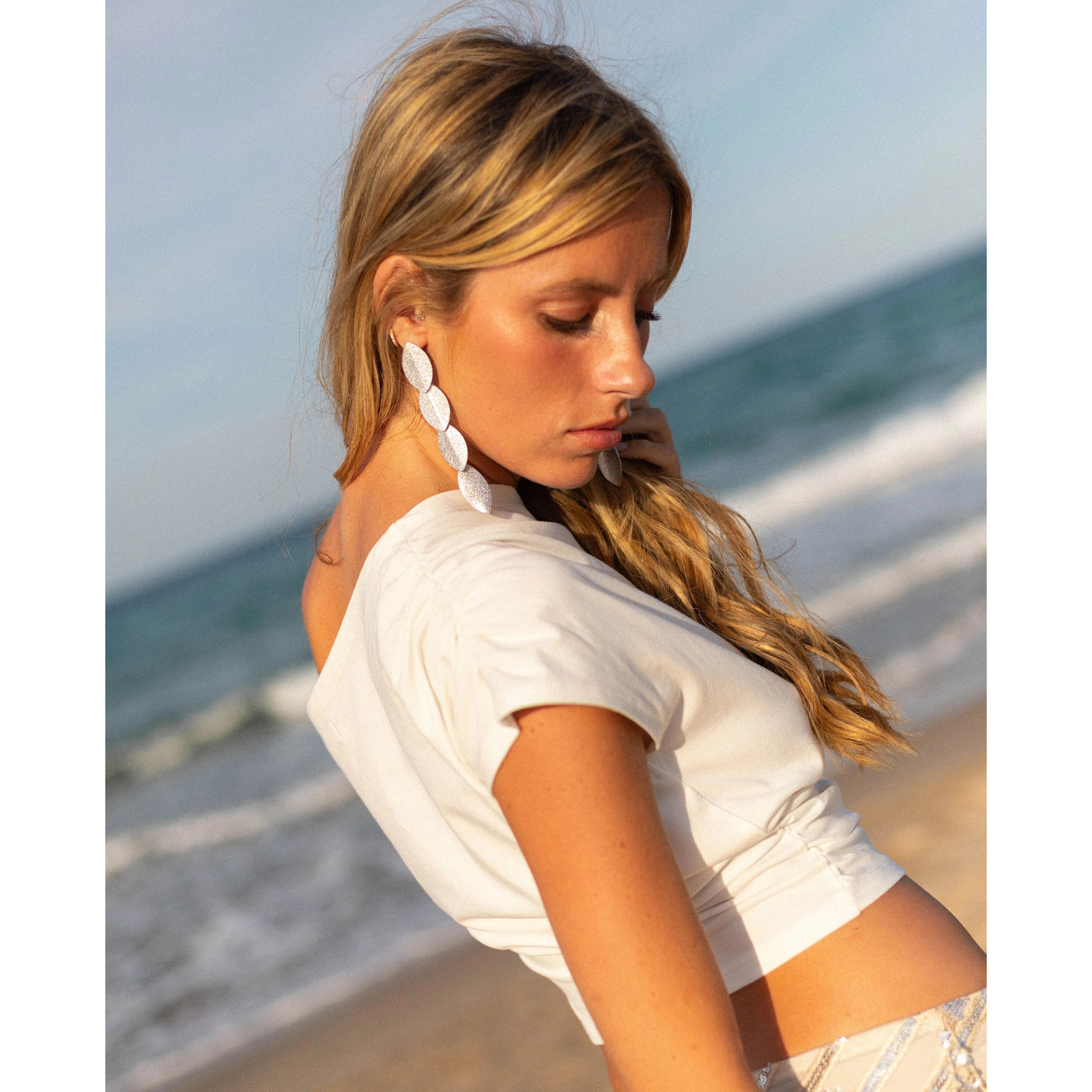 Top de mujer asimétrico con corte crop ajustado.