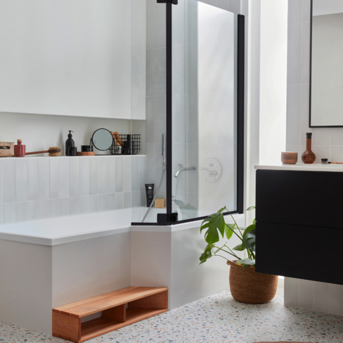 Pack baignoire bain douche 180 x 90 Neo version droite + pare bain noir mat + tablier niche