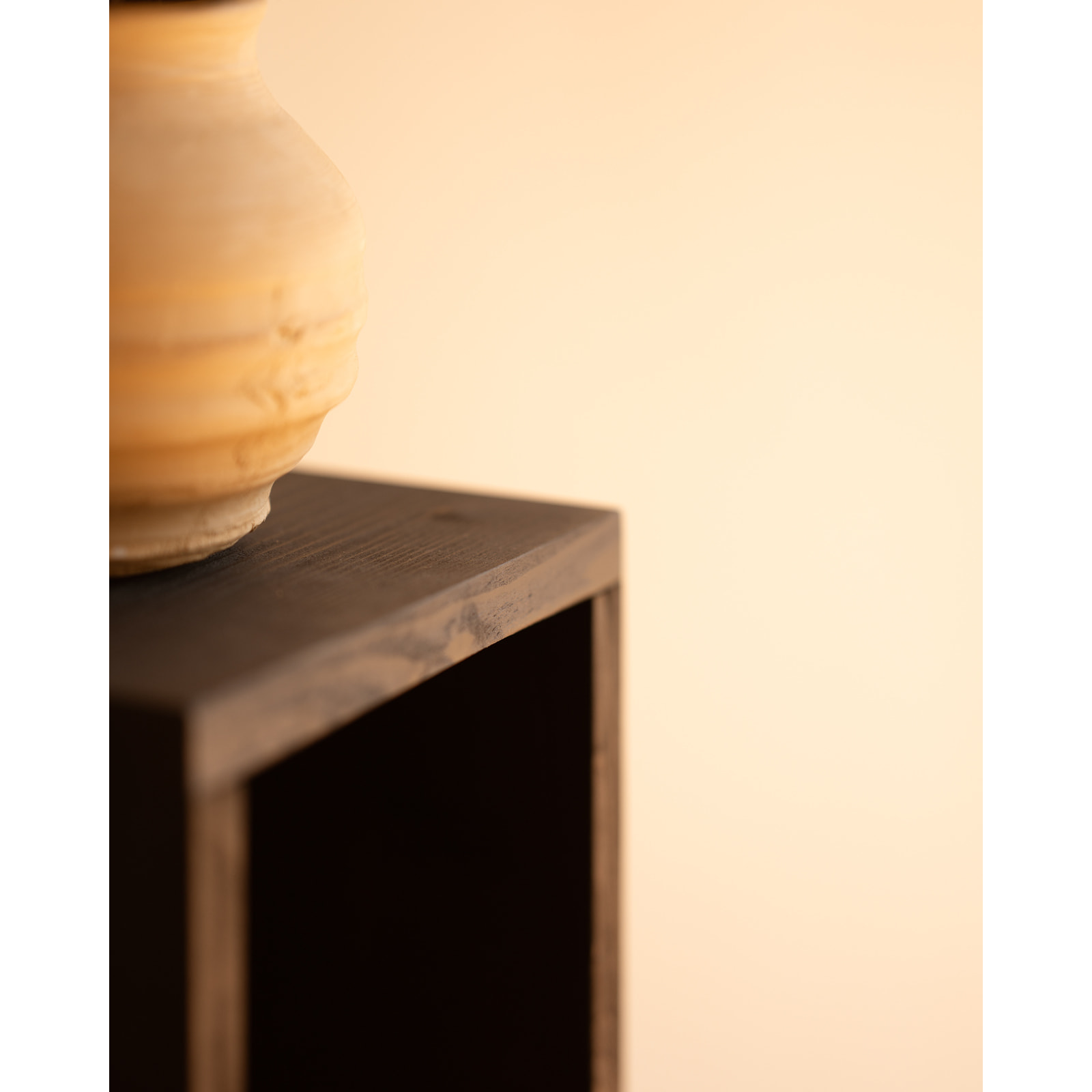 Table de chevet ou table d'appoint en bois massif en noir 60x20cm Hauteur: 60 Longueur: 20 Largeur: 20