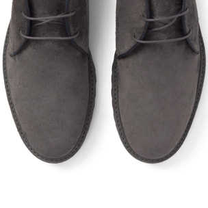 Desert boot Leo en serraje con cierre de cordones