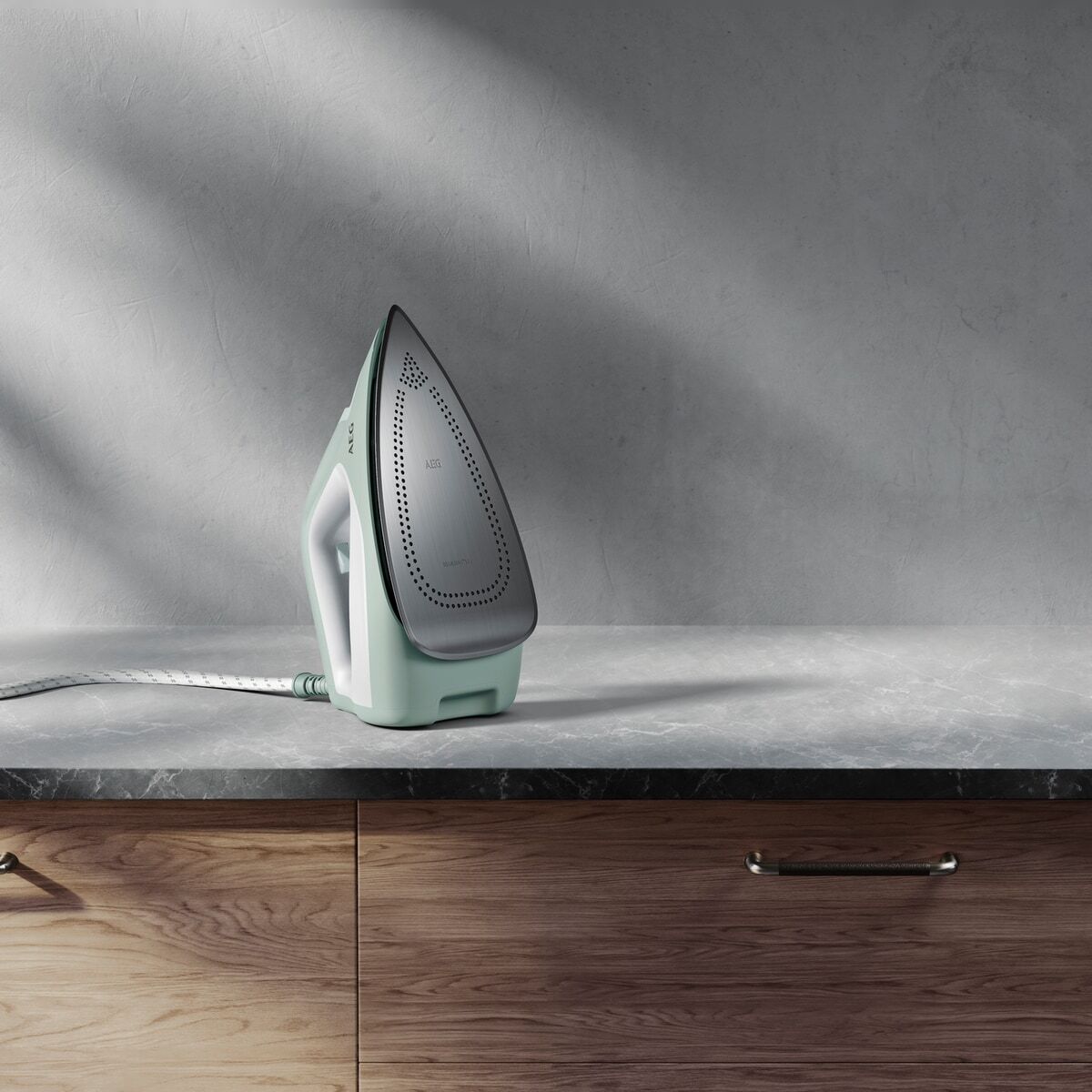 AEG Centro de planchado AEG Delicate 6000 de 2000 W y 300 g/mm de golpe de vapor ST6-1-4LG