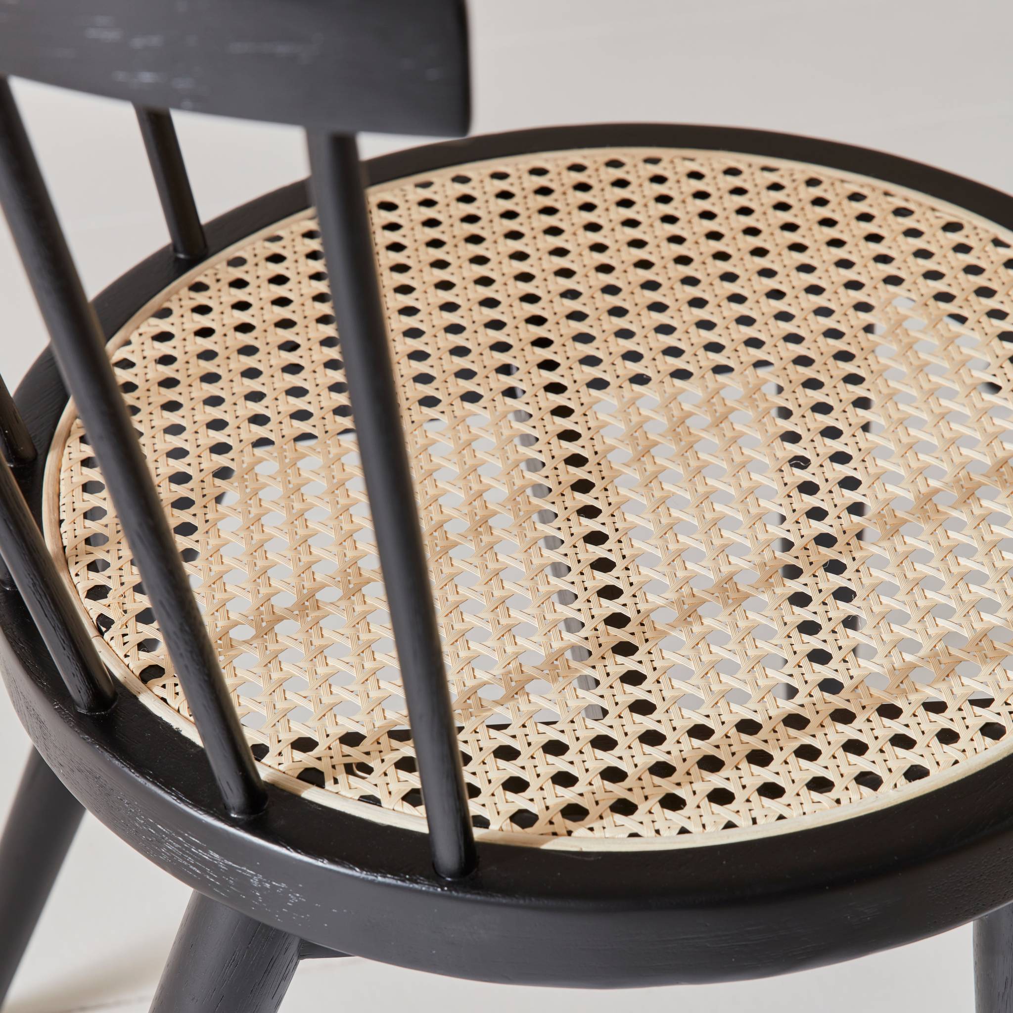 Lot de 4 chaises noires en bois et cannage. Nora. L 53 x P 53.5 x H 76cm