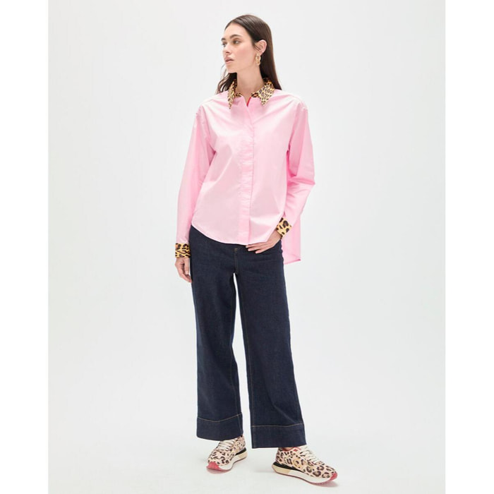 Camicia in popeline con polsini a contrasto e stampa animalier