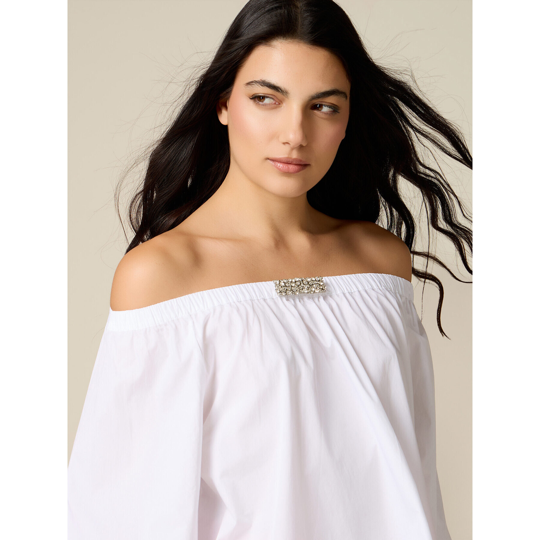 Oltre - Blusa off shoulders con dettaglio gioiello - Bianco