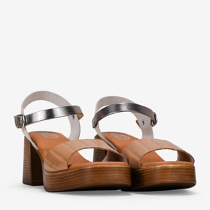 Sandalias de tacón taupe en piel con cierre de hebilla