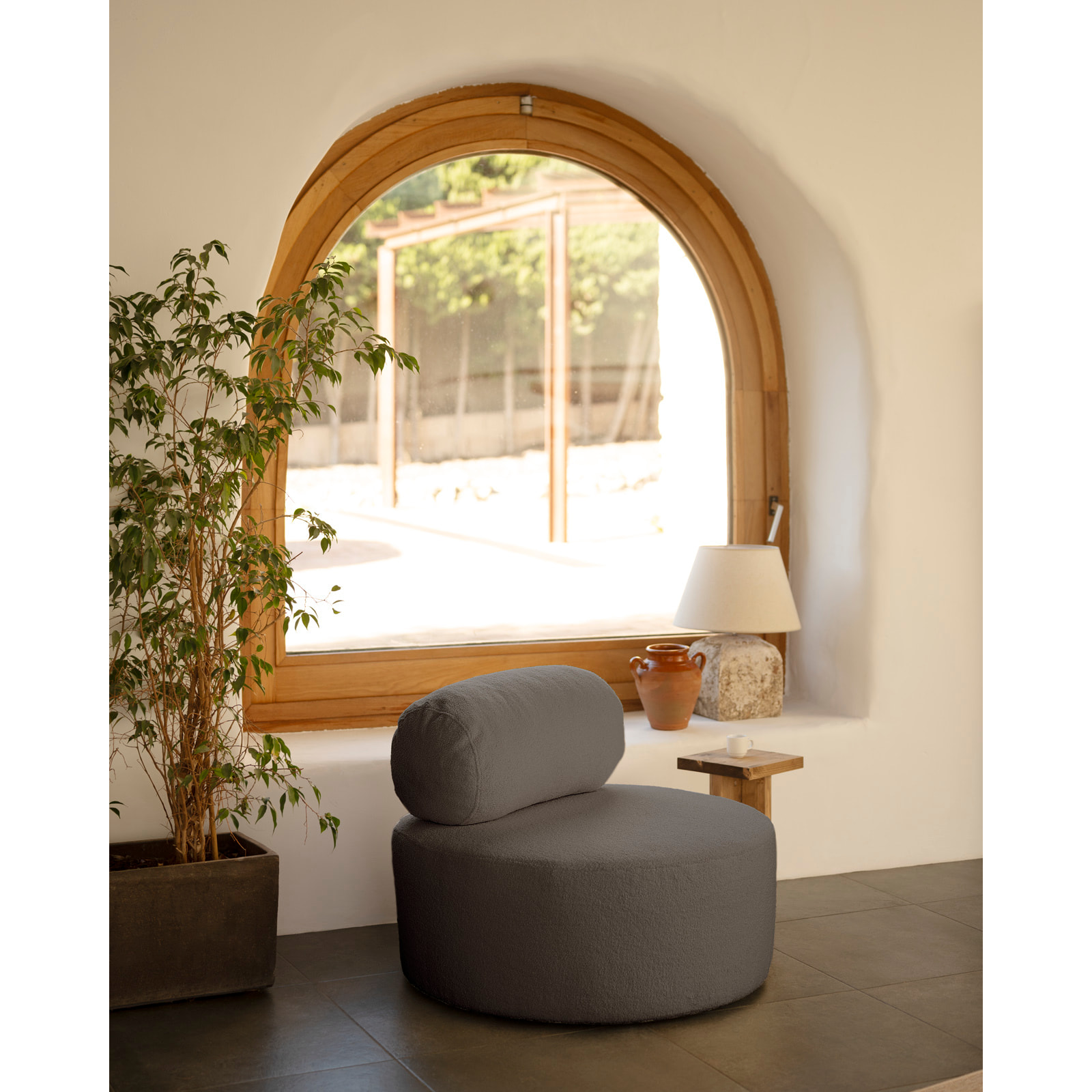 Fauteuil en bouclé rond couleur gris foncé de 91x71cm Hauteur: 71 Longueur: 91 Largeur: 91