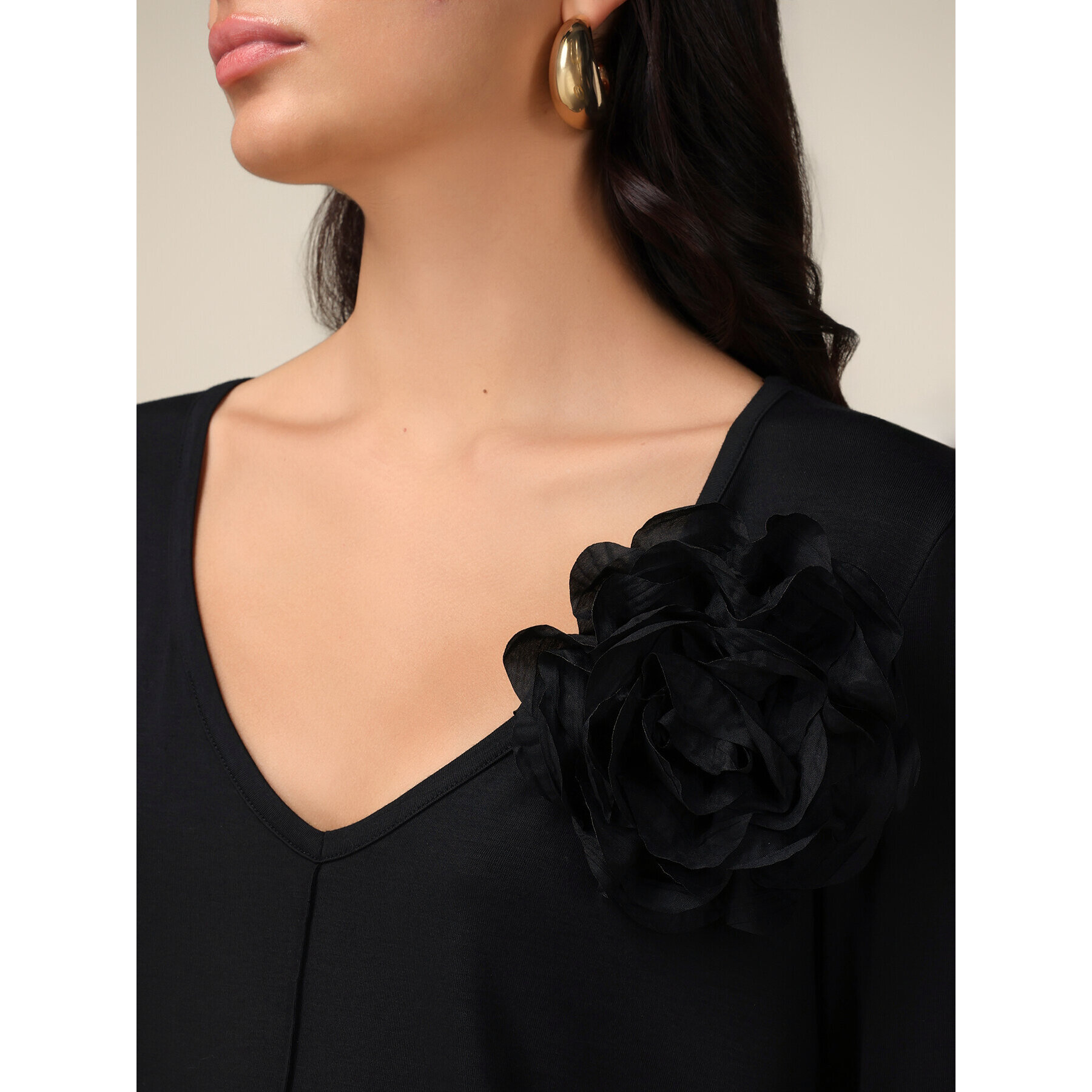 Oltre - T-shirt con spilla a fiore - Nero