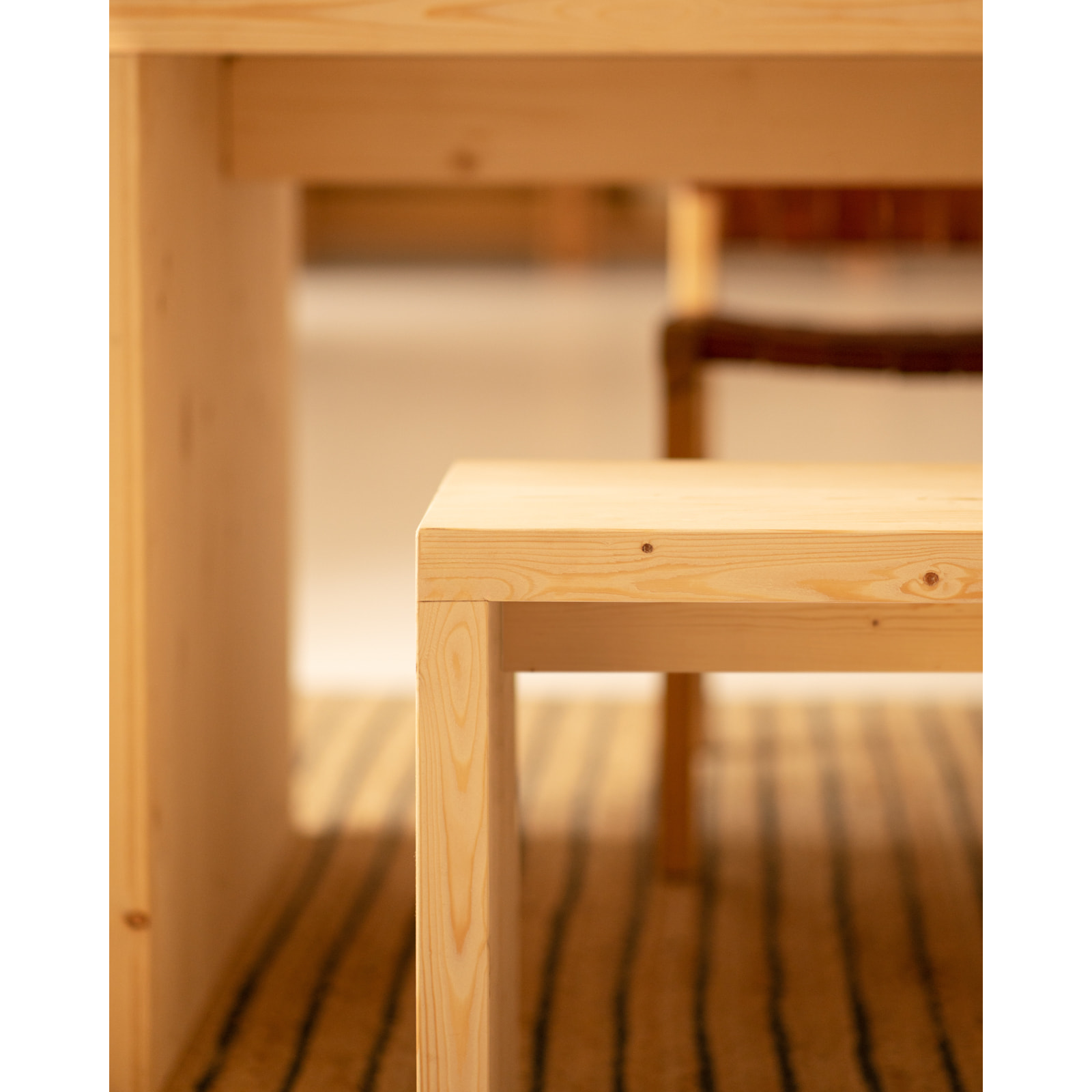 Pack mesa de comedor y banco de madera maciza en tono natural de varias medidas