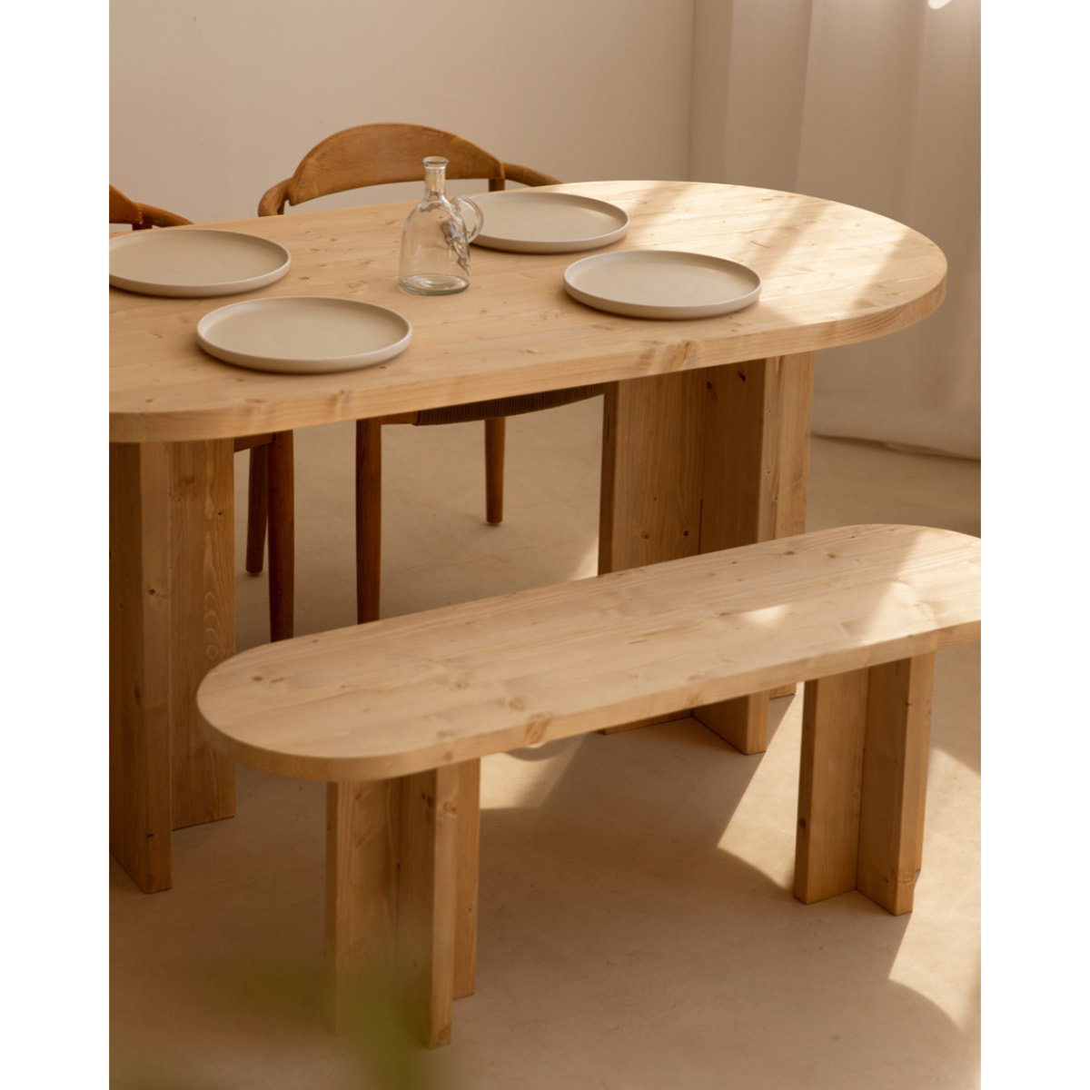 Pack table à manger ovale et banc en bois massif ton chêne moyen de différentes tailles