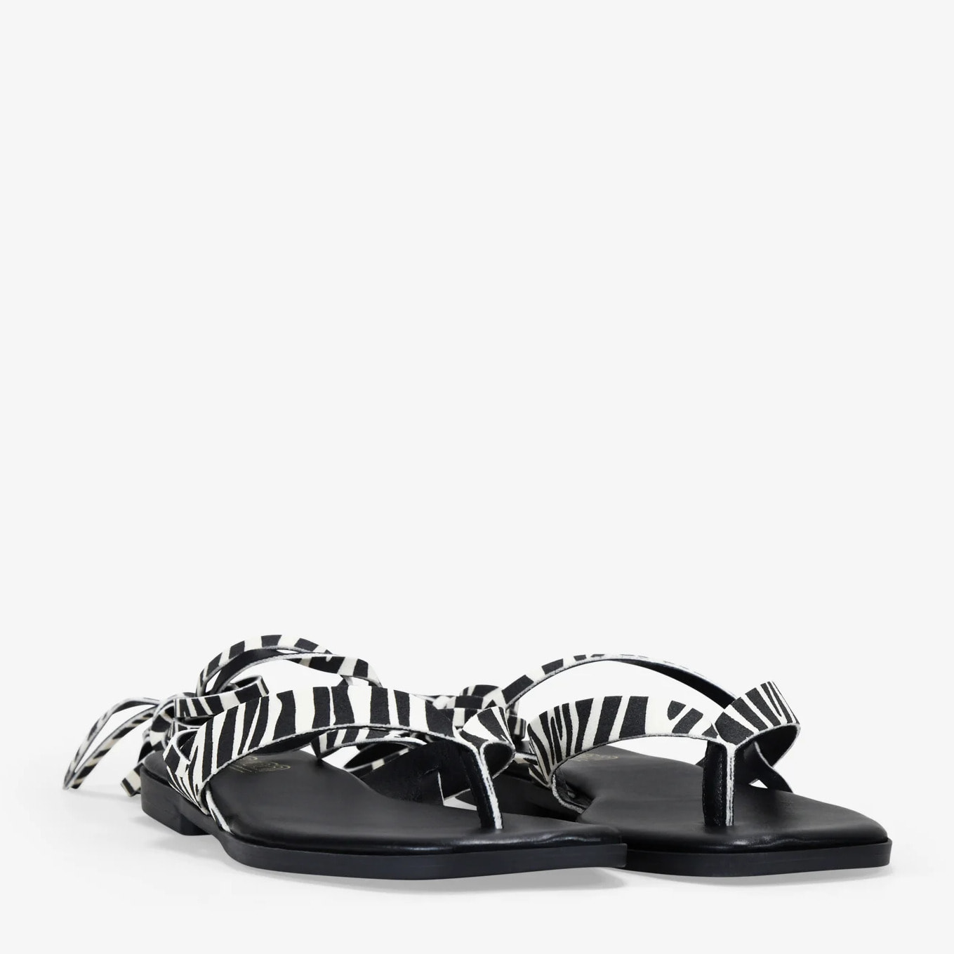 Sandalias de dedo efecto cebra con tiras atadas