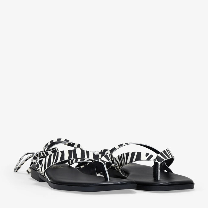 Sandalias de dedo efecto cebra con tiras atadas