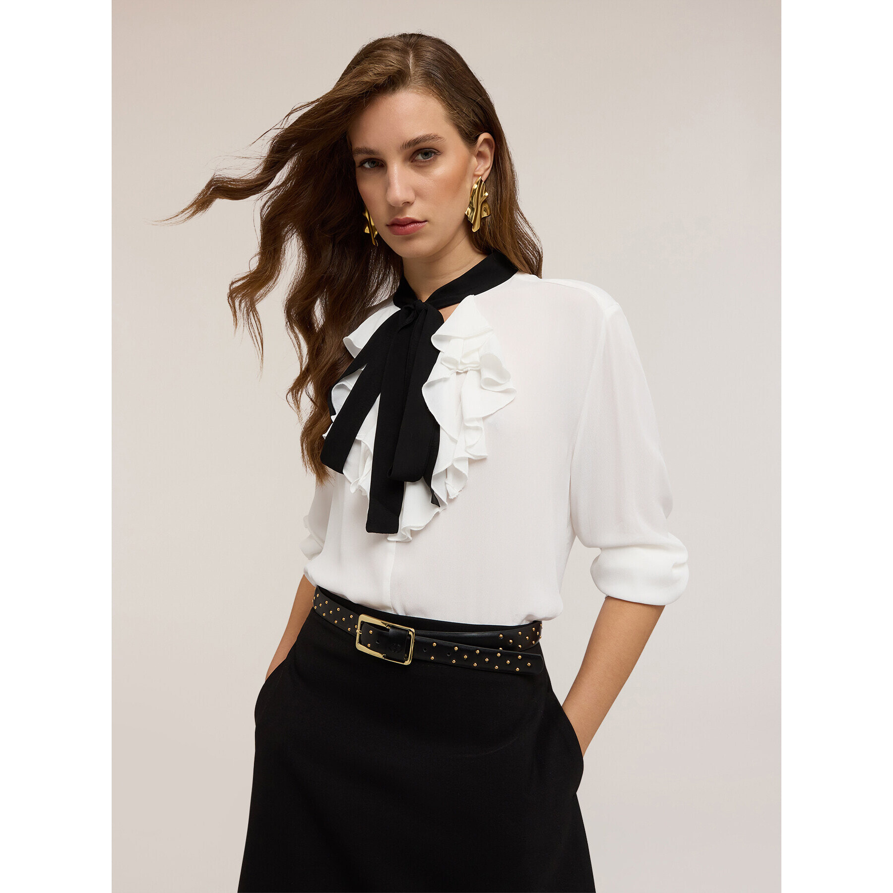 Motivi - Blusa con volantes y fajín - Blanco
