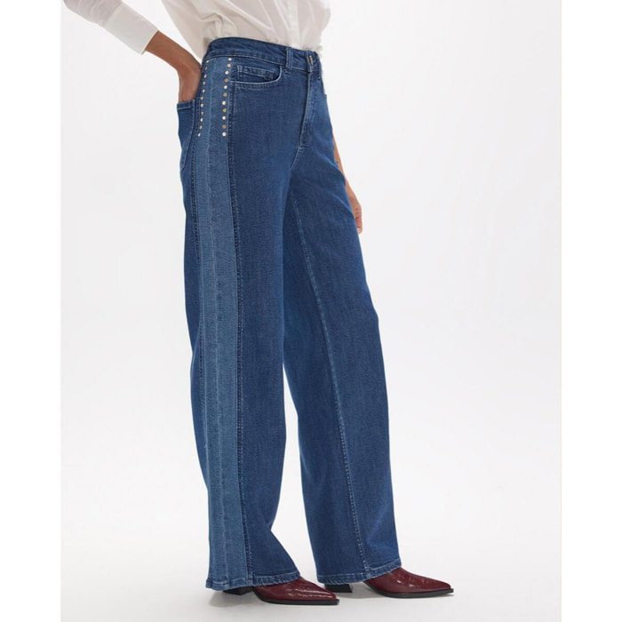 Jeans lunghi e dritti in denim con pannello laterale bicolore e borchie sui lati.