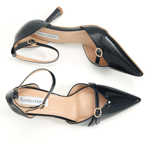 Sandali in simil pelle verniciata con tacco a rocchetto