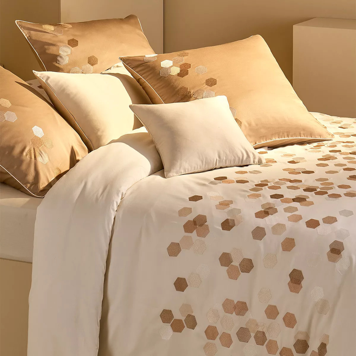 Housse de couette satin de coton brodé beige Hexagones angora