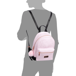 Mochila Rosa Stitch Premium. Espacioso compartimento principal con bolsillo delantero y trasero. Con accesorio pompom