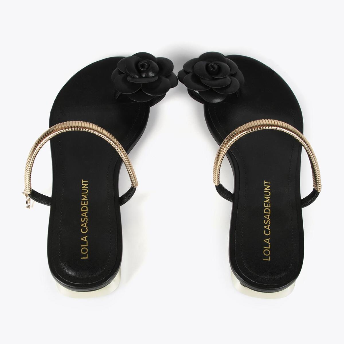 Sandali con fiore e fascetta in metallo