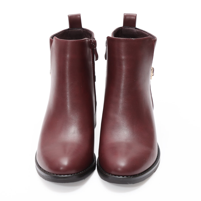 Stivaletti in simil pelle con fibbia dorata