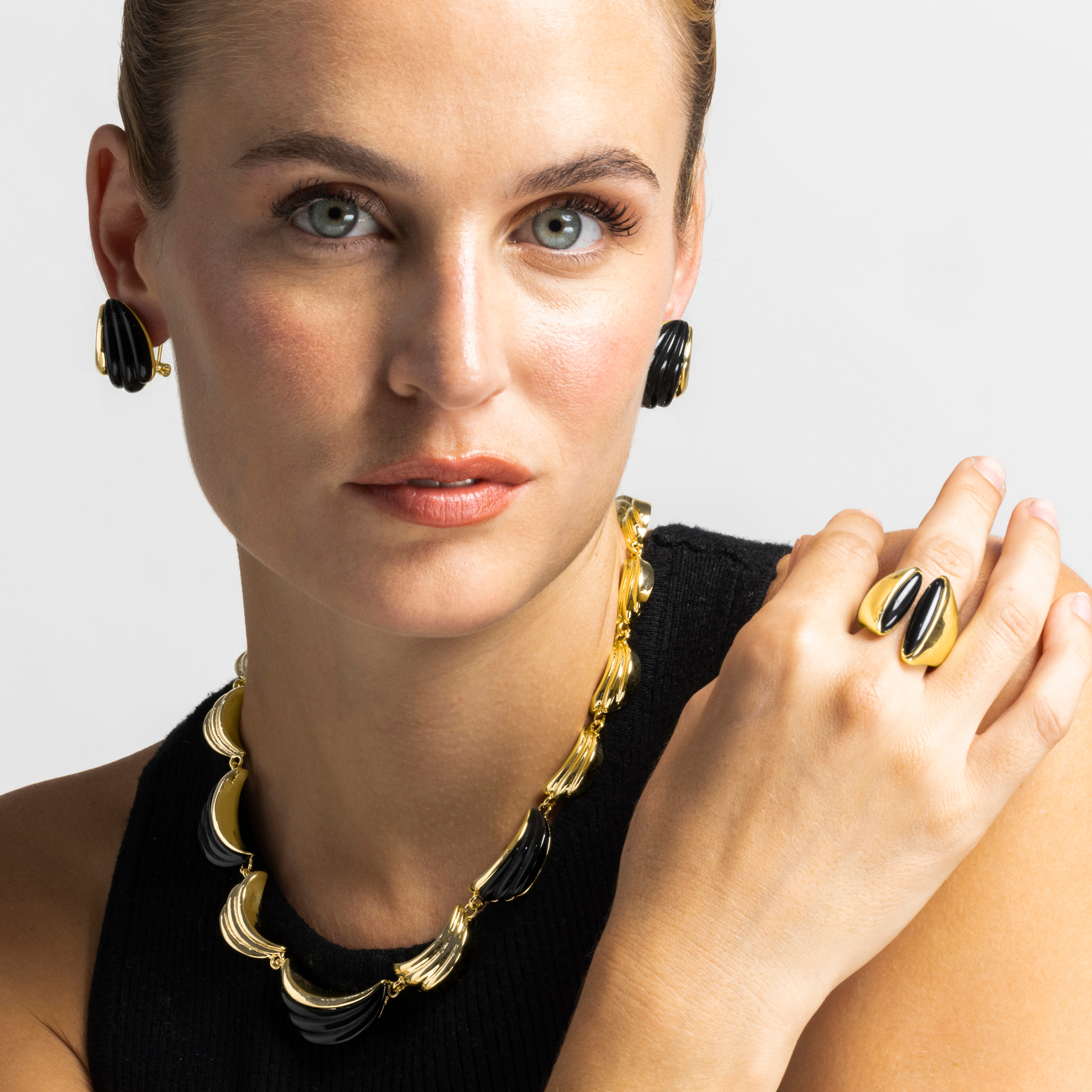 Collar con Resina Negra acabado oro 18k