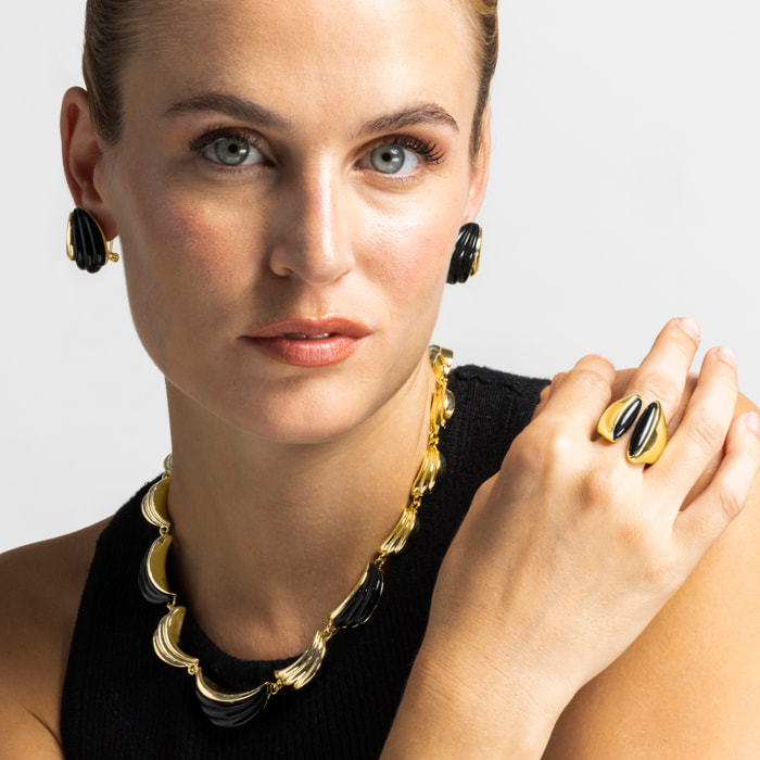 Collar con Resina Negra acabado oro 18k