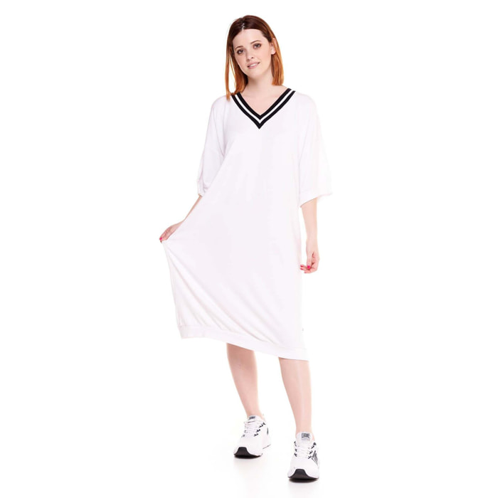 Vestido de mujer relajado en blanco y negro.