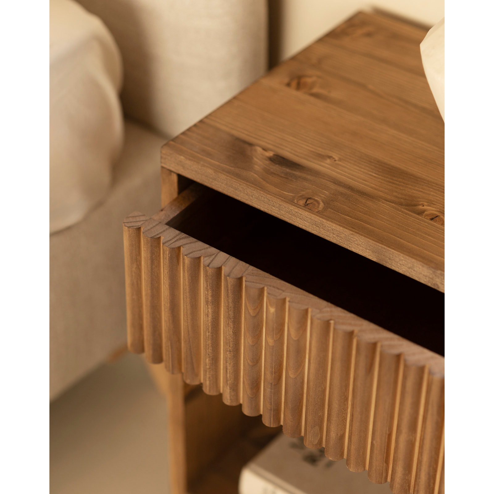 Pack de 2 tables de chevet en bois massif avec un tiroir ton chêne foncé en différentes tailles