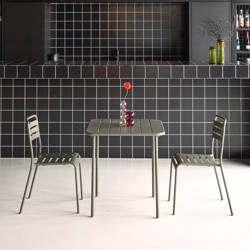 Table de jardin métal + 2 assises kaki Amélia. lattes et bords arrondis. traitement antirouille