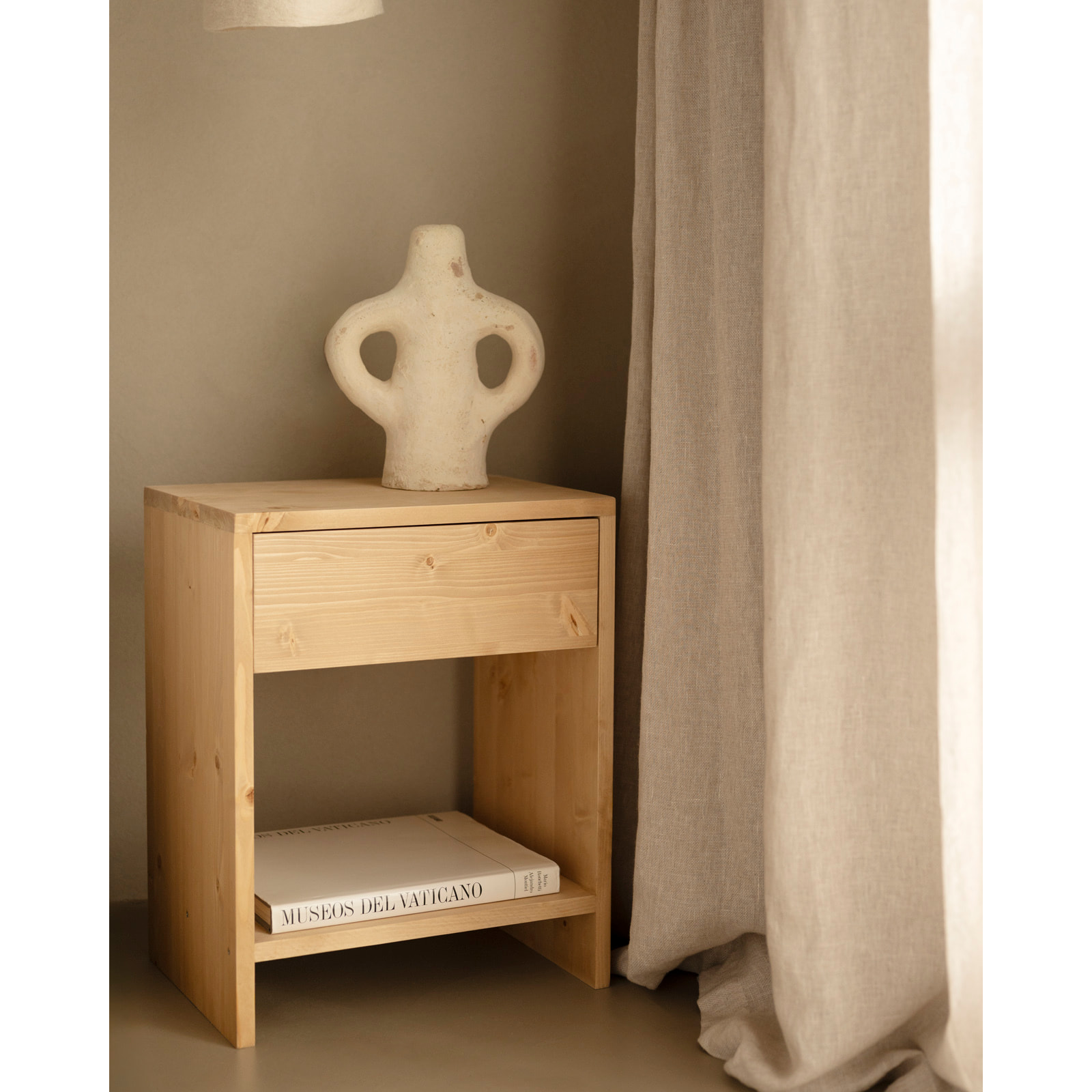 Table de chevet en bois massif avec un tiroir dans un ton chêne moyen de 50x40cm Hauteur: 50 Longueur: 40 Largeur: 29.5